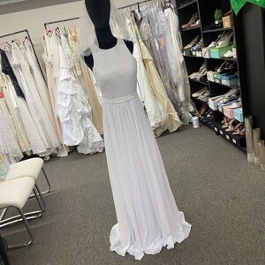 Chic White Sleeveless Wedding Dress